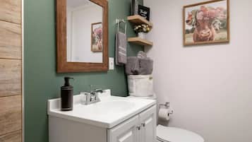 Secadora de cabello, toallas, jabón, papel de baño