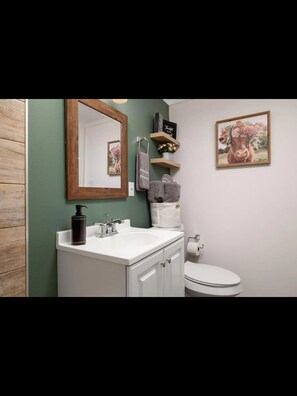 Secadora de cabello, toallas, jabón, papel de baño