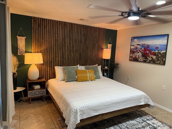 Tabla de planchar con plancha, wifi y ropa de cama