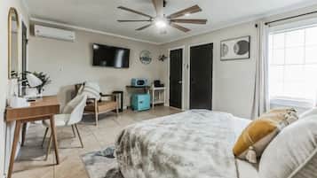 Tabla de planchar con plancha, wifi y ropa de cama