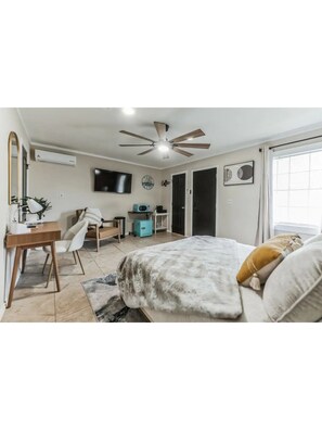 Tabla de planchar con plancha, wifi y ropa de cama