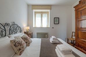 Apartamento, patio, vistas al lago | Tabla de planchar con plancha, wifi gratis, ropa de cama