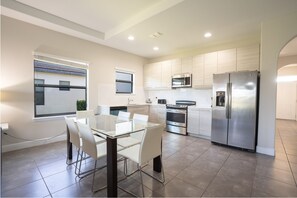 Fridge, microwave, oven, dishwasher - Balmoral Resort-169CC by RedAwning (Haines City)