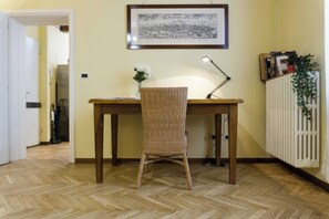 Apartment | Wohnbereich | 30-Zoll-Flachbildfernseher mit Digitalempfang