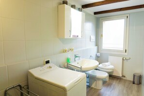 Apartment | Bathroom | Shower, hair dryer, bidet, towels - Casa Garisenda by Wonderful Italy (Bologna)