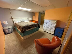 4 bedrooms, iron/ironing board, free WiFi, bed sheets