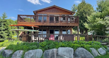 Giggles on Torch Lake - cozy lakefront cabin w/BRAND NEW furniture and hot tub