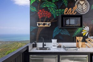 Kjøleskap, mikrobølgeovn, kokeplater og kaffetrakter/tekoker