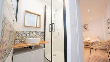 Regadera, toallas, jabón, papel de baño