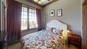 4 bedrooms, WiFi, bed sheets - Steps from Western Territory - Shay's Landing #2 by RedAwning (Snowshoe)