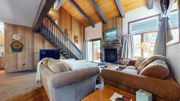 Tv, eldstad och dvd-spelare