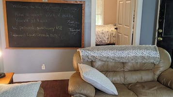 2 bedrooms, desk, WiFi, bed sheets