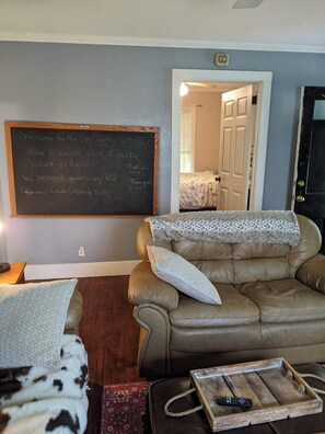 2 室のベッドルーム、デスク、WiFi、ベッドシーツ