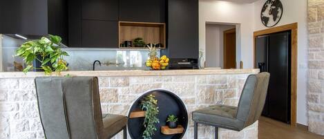 Fridge, oven, dishwasher, coffee/tea maker