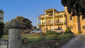 A multi-story building with balconies, a stone entrance, and a paved driveway. - MATIKA One-Bedroom Apartment with Terrace (Rovinj)