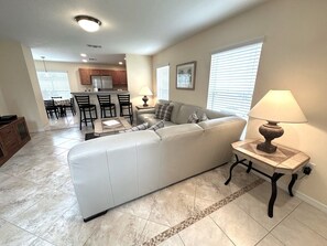 TV, offices - Stunning Villa with Golf Course Views (Haines City)