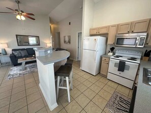 Geladeira, micro-ondas, fogão, cooktop