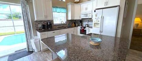 Kjøleskap, mikrobølgeovn, ovn og oppvaskmaskin