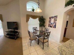 Dining - Golf Course Villa, Southern Dunes (Haines City)