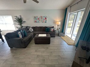 TV, offices - Signature Eight Home (Haines City)