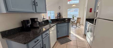 冷蔵庫、電子レンジ、オーブン、コンロ