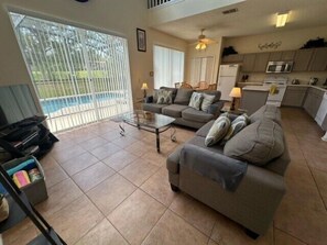 TV, offices - South Facing Pool Home - Room for the whole family! (Haines City)