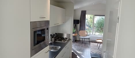 Microonde, forno, lavastoviglie, tavolo da pranzo