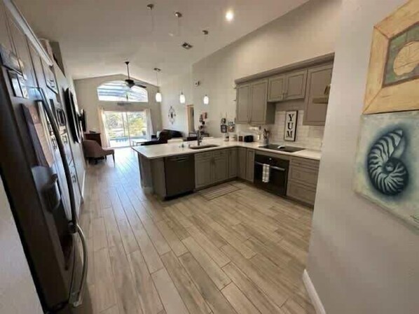 Fridge, microwave, oven, stovetop - Remodeld South Facing Villa - Southern Dunes Golf Course Views (Haines City)