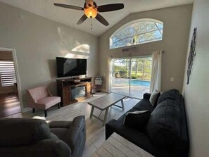 テレビ、書斎 / ワークスペース