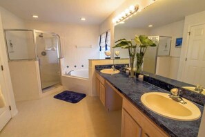 Douche, sèche-cheveux, serviettes fournies