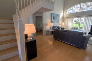 Televisión y oficina 