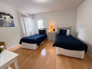 4 habitaciones, tabla de planchar con plancha, wifi y ropa de cama 
