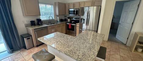 Refrigerador, microondas, horno y lavavajillas