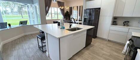 Micro-ondas, lava-louças, talheres/pratos/utensílios de cozinha