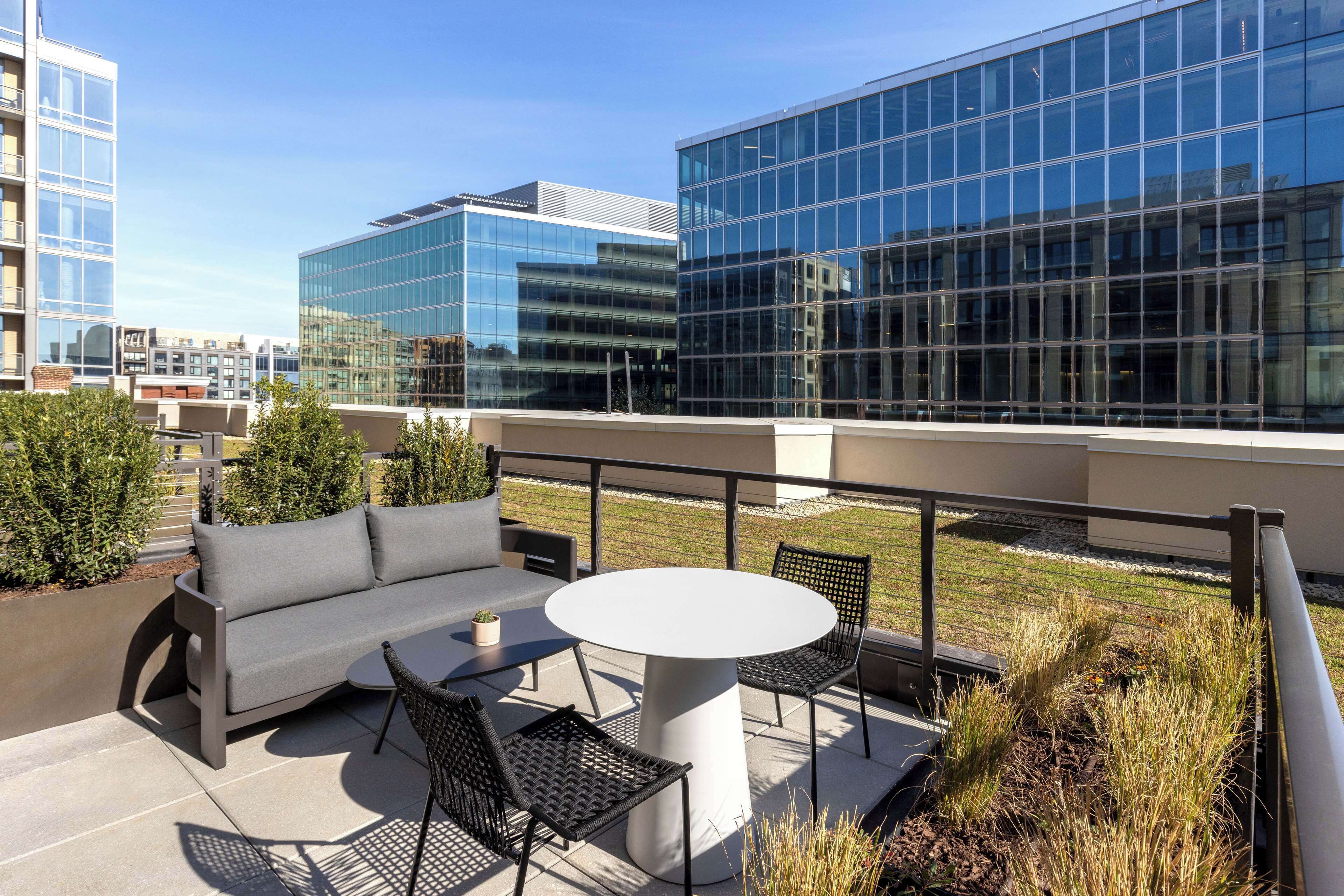 Phòng, 2 giường cỡ queen, hiên | Bộ đồ giường cao cấp, két bảo mật tại phòng, bàn 