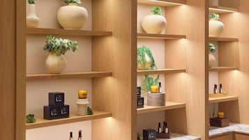 Un espacio comercial moderno y bien iluminado, con estanterías de madera que exhiben diversos productos y artículos decorativos.