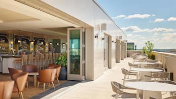 2 bars/lounges