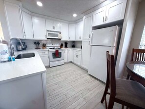 Fridge, microwave, oven, stovetop - Lake Joe’s Estate (Haines City)