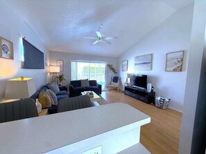 TV, offices - Charming Southern Dunes Pool Home (Haines City)