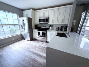 Réfrigérateur, micro-ondes, four, lave-vaisselle