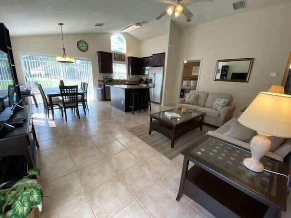 TV, offices - Southern Dunes Pool Villa (Haines City)