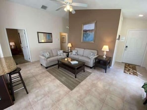 TV, offices - Southern Dunes Pool Villa (Haines City)