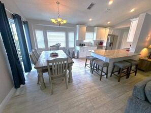 Dining - Poolside Paradise (Haines City)