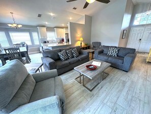 TV, offices - Poolside Paradise (Haines City)