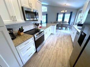 Fridge, microwave, oven, stovetop - Fully Remodeled Golf View Villa, Southern Dunes (Haines City)