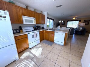 Refrigerador, microondas, horno y lavavajillas 