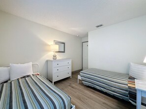 4 habitaciones, tabla de planchar con plancha, wifi y ropa de cama