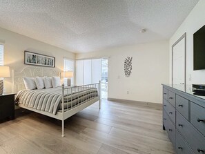 4 bedrooms, iron/ironing board, WiFi, bed sheets - South Facing Golf Course Villa, Updates Throughout! (Haines City)