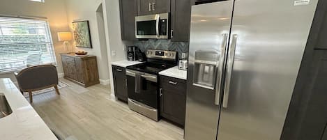 雪櫃、微波爐、焗爐、洗碗機