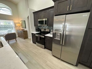 Refrigerador, microondas, horno, lavavajillas